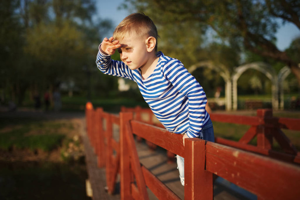 little boy looks into the distance - Fotografie, Obrázek