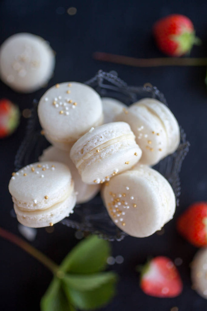 Prosecco macarons s jahodovou náplní na tmavý povrch, selektivní zaměření - Fotografie, Obrázek