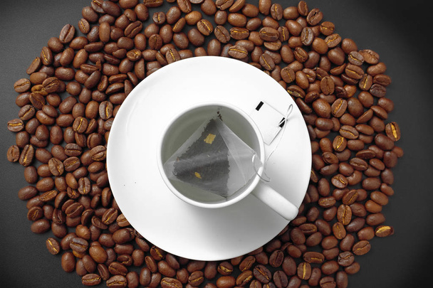 koffie thee in een zakje witte kop van graan - Foto, afbeelding
