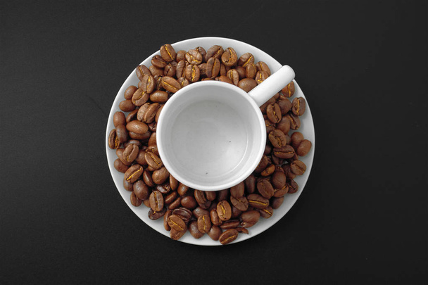 穀物の袋の白いカップで紅茶 - 写真・画像