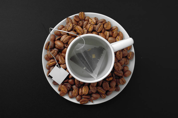 Szemes kávé-tea bag fehér csészében - Fotó, kép