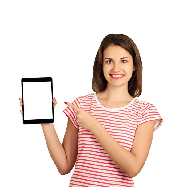 Πορτρέτο του ένα χαμογελαστό ελκυστικό κορίτσι τεντωμένο σε μαύρη οθόνη υπολογιστή tablet. συναισθηματική κορίτσι που απομονώνονται σε λευκό φόντο. - Φωτογραφία, εικόνα