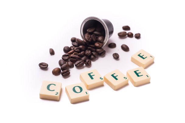 καφέ γραφτεί με scrabble γράμματα σε ένα λευκό φόντο σύνθεση - Φωτογραφία, εικόνα