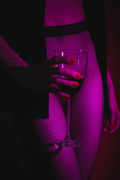Crop nude woman with wineglass - Foto, Imagen