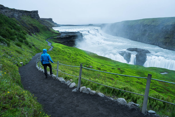 Gullfoss - la plus belle cascade d'Islande. Golden Ring attraction touristique. Homme en veste bleue près de la cascade. Beauté dans la nature
 - Photo, image