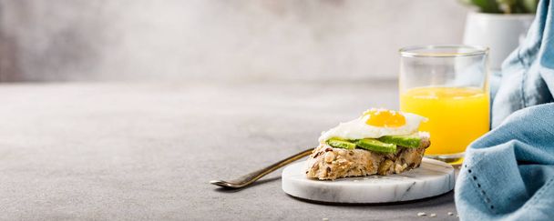 Sağlıklı sandviç taze avokado ve kızarmış bıldırcın yumurtası - Fotoğraf, Görsel