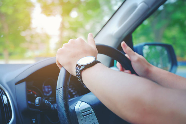Zbliżenie dłoni nosić inteligentnego człowieka jazda samochodem z ręka trzyma kierownicę mocno, transport, podróż służbowa, technologia, - Zdjęcie, obraz