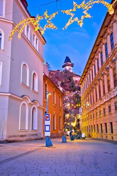 Centrum miasta Graz Boże Narodzenie sprawiedliwy widok wieczorem, Styria region Austrii - Zdjęcie, obraz