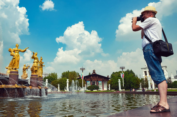 Tourist takes pictures of fountain on VDNH, Moscow city, Russia - Fotografie, Obrázek
