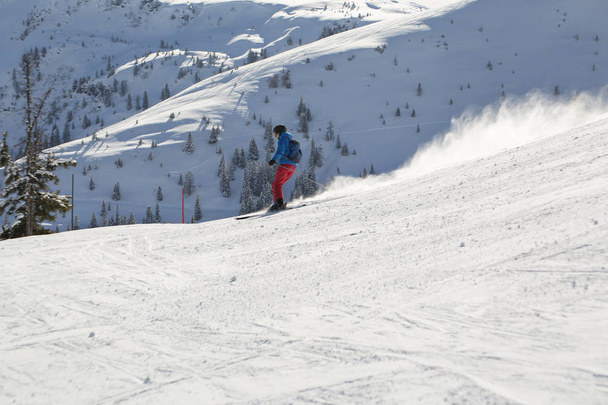 Giovane ragazzo sciare lungo la pista in inverno giornata di sole presso la stazione sciistica di montagna dell'Austria
 - Foto, immagini