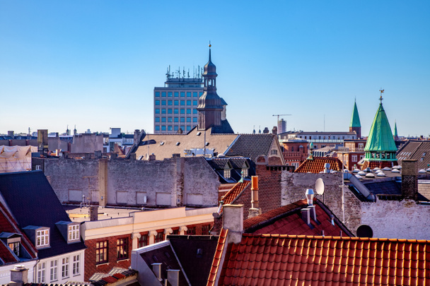 Αεροφωτογραφία στις στέγες, εκκλησία και ουρανοξύστης στην Κοπεγχάγη, Δανία - Φωτογραφία, εικόνα