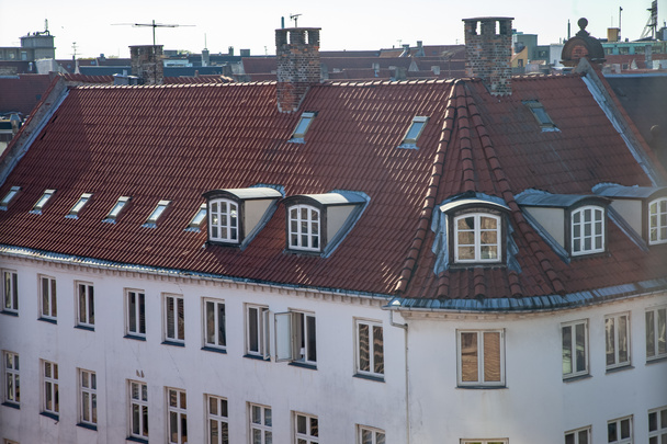 hermoso edificio y paisaje urbano escénico con grúas de construcción en copenhagen, denmark
  - Foto, imagen