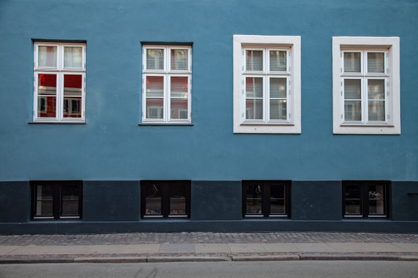 szczegółowo w niebieski i szary budynek z białych okien na ulicy w Kopenhadze, Dania - Zdjęcie, obraz