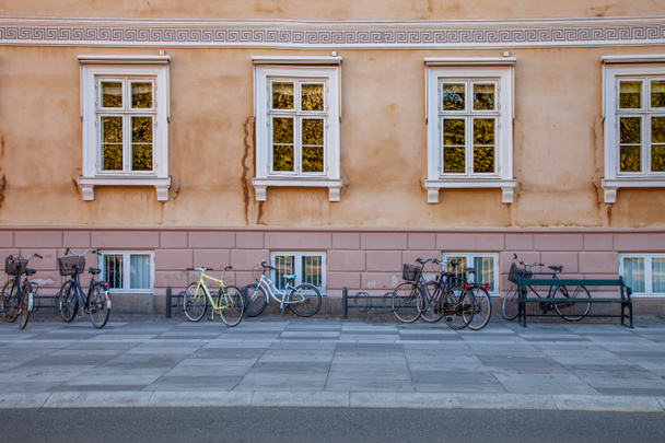 üres padra és kerékpárok parkolt közelében a régi ház street, Koppenhága, Dánia - Fotó, kép