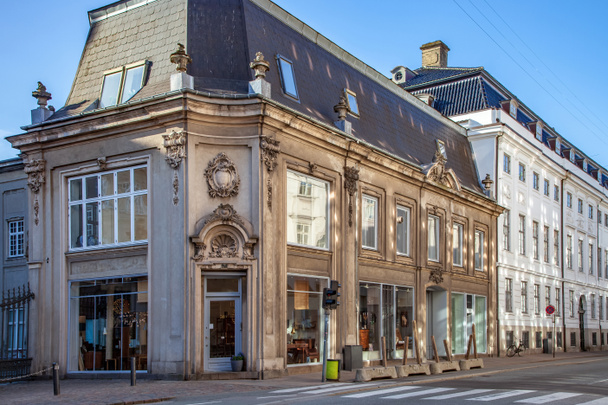 büyük pencereler ve Kopenhag, Danimarka Caddesi üzerinde dekoratif heykel sergisi ile güzel tarihi bina - Fotoğraf, Görsel
