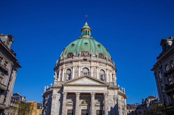 Низкий угол обзора красивой знаменитой церкви Фредерикса в Коппеле, Дания
 - Фото, изображение