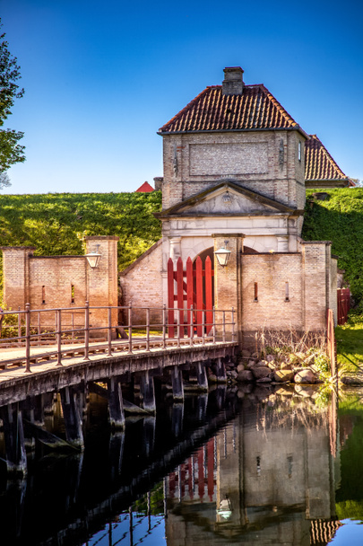 tyhjä puinen silta ja portit lyhdyt ja vanha linnoitus rakenne heijastuu veteen, Kööpenhamina, denmark
 - Valokuva, kuva