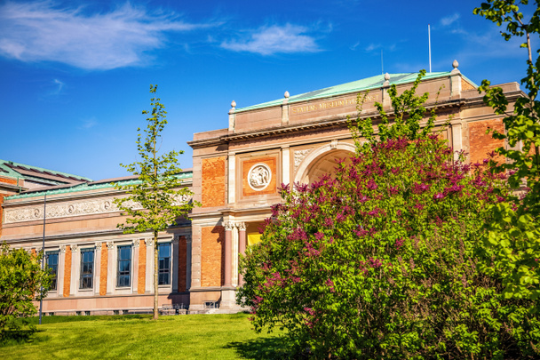 szép virágzó orgonát és zöld gyep közelében a régi épület, Koppenhága, Dánia - Fotó, kép