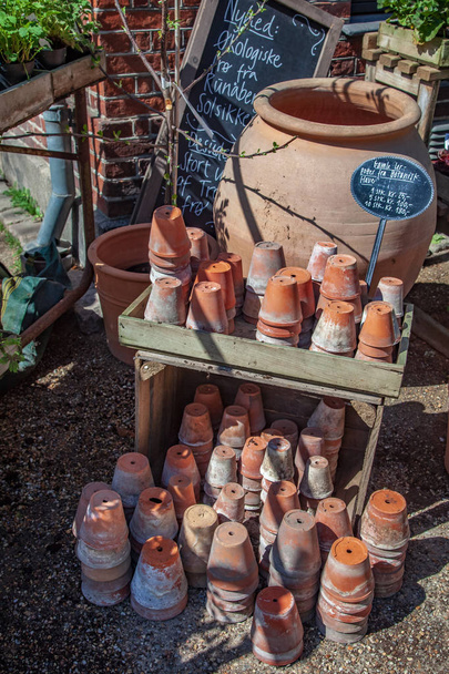wysoki kąt widzenia różnych ręcznie robione ceramiczne garnki i ceny w Kopenhadze, Dania - Zdjęcie, obraz