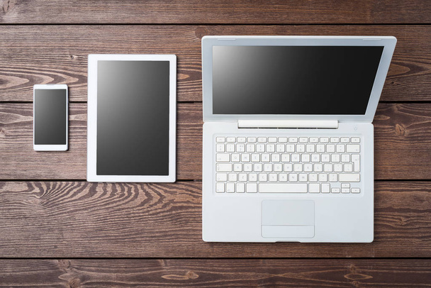 Informatikai háttér, modern fehér számítógépes, tabletta és okostelefon - Fotó, kép