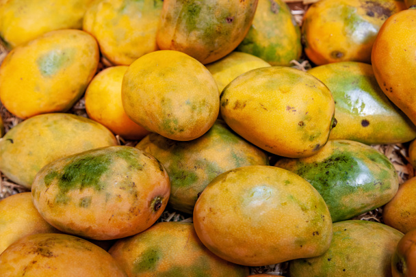 full frame image of pile of yellow mangoes  - Foto, afbeelding