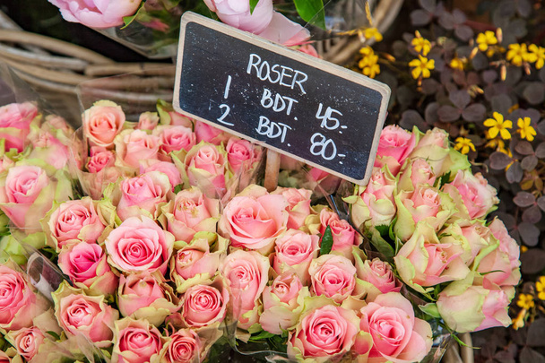  primer plano de flores de rosa y pizarra con letras en canasta de mimbre
 - Foto, Imagen