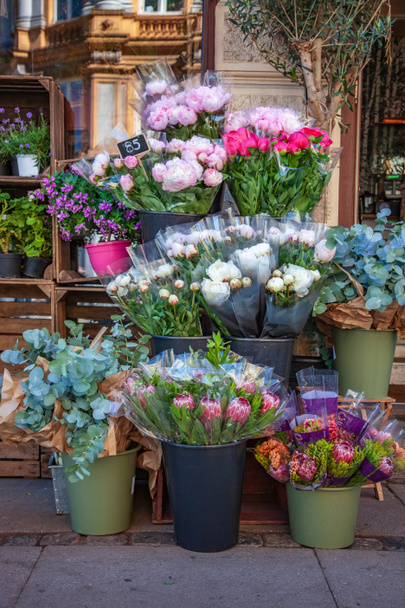 букеты цветов в ведрах с мелом
 - Фото, изображение