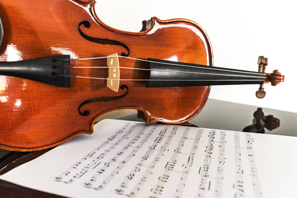 Violino com folha de música, vintage
 - Foto, Imagem