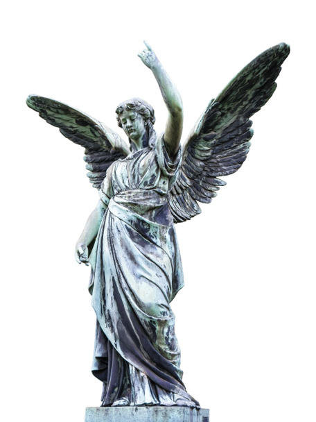 Estátua de anjo ao ar livre com suas asas espalhadas levanta a mão direita com um dedo apontando para o céu no fundo branco
. - Foto, Imagem