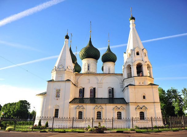 Παλιά εκκλησία στο κέντρο της πόλης του Γιαροσλάβλ, Ρωσία - Φωτογραφία, εικόνα