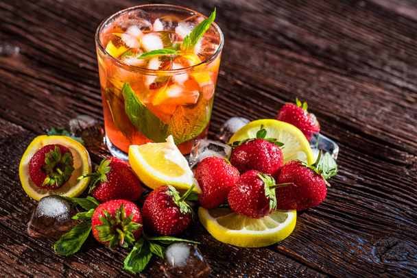Homemade srawberry mojito and berries on wood - Фото, изображение