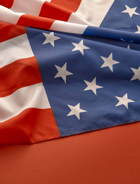 Красиво машущая звезда и полосатый американский флаг на красном фоне
 - Фото, изображение