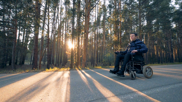 Przeniesienie procesu niepełnosprawne osoby na wózku inwalidzkim na zewnątrz - Materiał filmowy, wideo