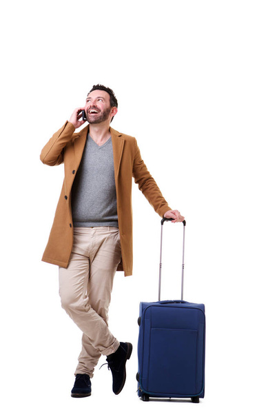 Ολόσωμο πορτρέτο αρσενικό ταξιδιώτη μιλάμε με λευκό φόντο το κινητό τηλέφωνο - Φωτογραφία, εικόνα