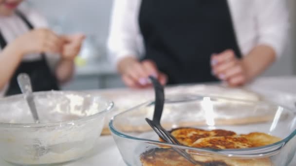 Bonito mãe e filha cozinhar panquecas e bater palmas
 - Filmagem, Vídeo