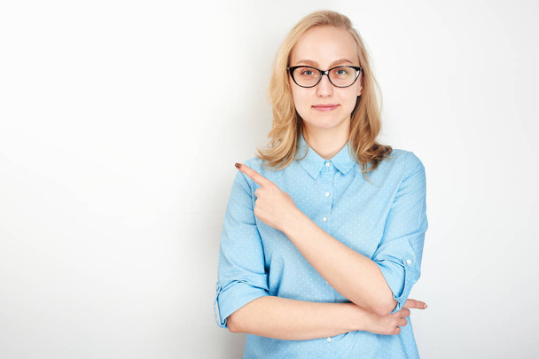 blonde woman pointing finger up while standing isolated on white background - Valokuva, kuva