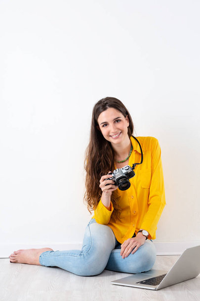 Retrato de una joven hermosa mujer tomando una foto con una cámara vintage de fotografía
 - Foto, imagen