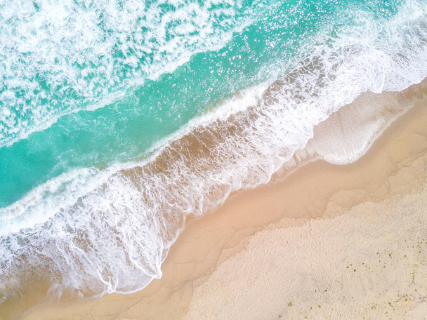 Vue aérienne de la plage de sable et de l'océan avec des vagues
 - Photo, image