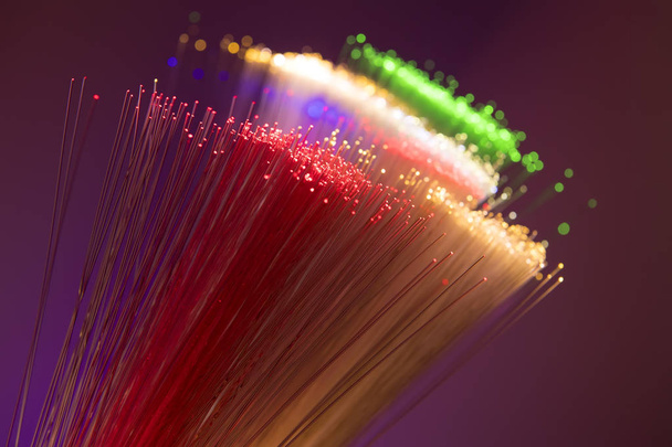 оптические волокна динома летать из глубины на технологическом фоне - Фото, изображение
