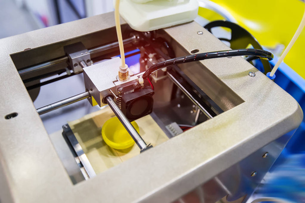 Trójwymiarowa maszyna drukarska, drukarka 3D. - Zdjęcie, obraz