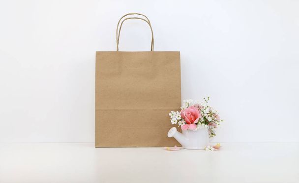 Craft papierowy worek z kwiatami - Zdjęcie, obraz
