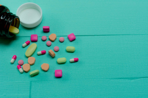 Medikamente, Nahrungsergänzungsmittel und Medikamente in einer Flasche auf blauem Hintergrund - Foto, Bild