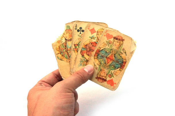 Vintage-Spielkarten, Spielkarten, in der Hand Spielkarten, Hand, Finger, Vintage-Bilder, Ass, Joker, weißer Hintergrund, Nahaufnahme, viele Spielkarten, Sowjet-Vintage, ussr, Headstock-Image, Nostalgishop, Nostalgishop imag - Foto, Bild