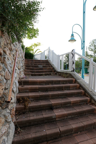 Η σκάλα που αποτελείται από μια σειρά από βήματα για ανύψωση και χαμήλωμα  - Φωτογραφία, εικόνα