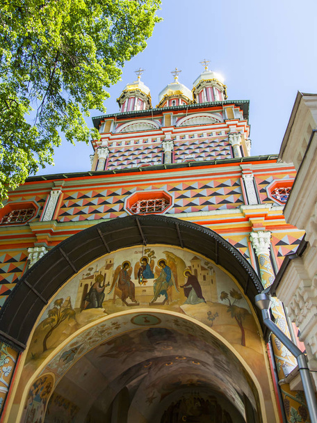 SERGIYEV POSAD, RUSSIA, on MAY 21, 2018. Troitsko-Sergiyevskaya Laurus, main sight of the city and one of significant orthodox shrines. Gateway church - Foto, Bild