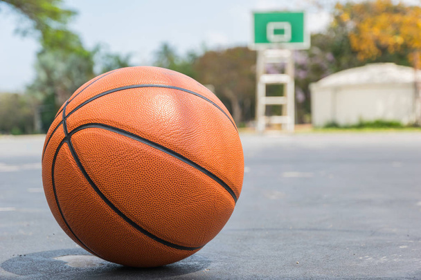Basketbal na hřiště pro basketbal na čelní pohled s kopií prostor - Fotografie, Obrázek