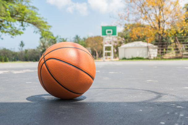 Kosárlabda kosárlabda pályán a elölnézetből with másol hely - Fotó, kép