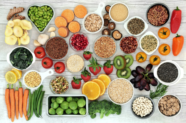 フルーツ、野菜、穀物、シリアル、パルス、種、ハーブ、スパイスと新鮮なスーパー食品のコンセプト。食物繊維、アントシアニン、抗酸化物質、スマート炭水化物、ミネラルやビタミンの. - 写真・画像