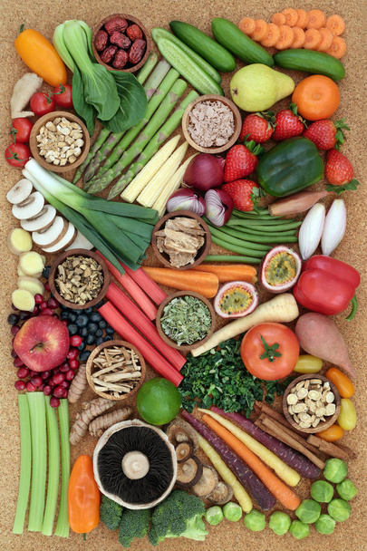 アントシアニン、抗酸化物質、食物繊維、ビタミンやミネラルの高い食品と新鮮な野菜、果物、栄養の粉、ハーブのサプリメントで健康な食べるコンセプトのスーパー フード。コルクの背景に平面図. - 写真・画像
