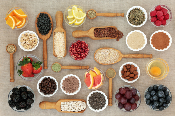 Υγιεινή διατροφή για δίαιτα ιδέα με συμπληρώματα διατροφής σε σκόνη, φρούτα, όσπρια, ξηροί καρποί, δημητριακά και σιτηρά, συμπεριλαμβανομένων των βοτάνων που χρησιμοποιούνται ως κατασταλτικά της όρεξης. Σούπερ τροφές πλούσιες σε ωμέγα 3, αντιοξειδωτικά, φυτικές ίνες και βιταμίνες.   - Φωτογραφία, εικόνα